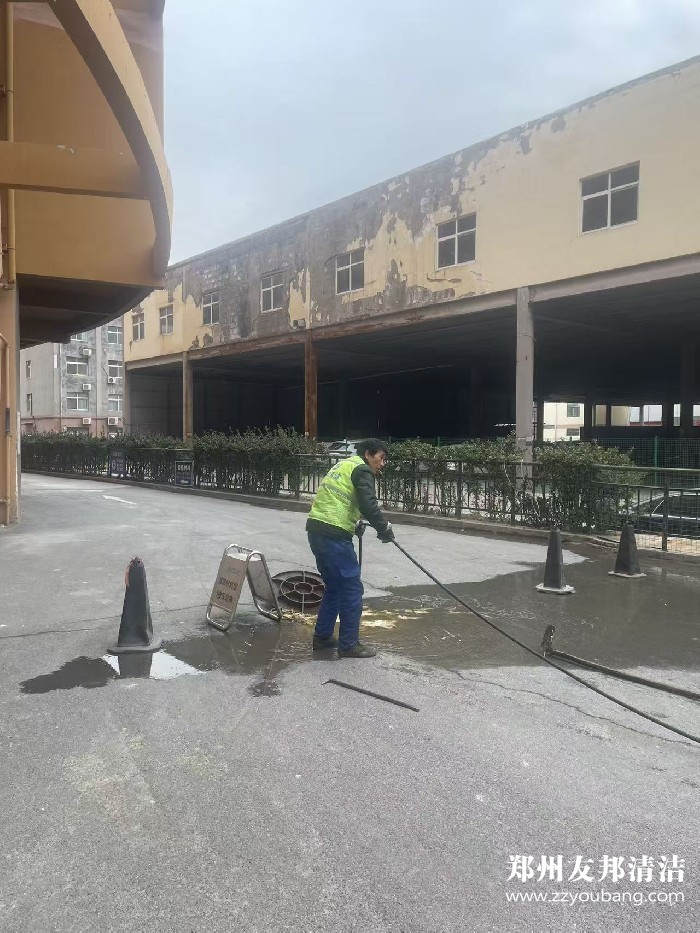 郑州一商场清理化粪池下水道疏通现场